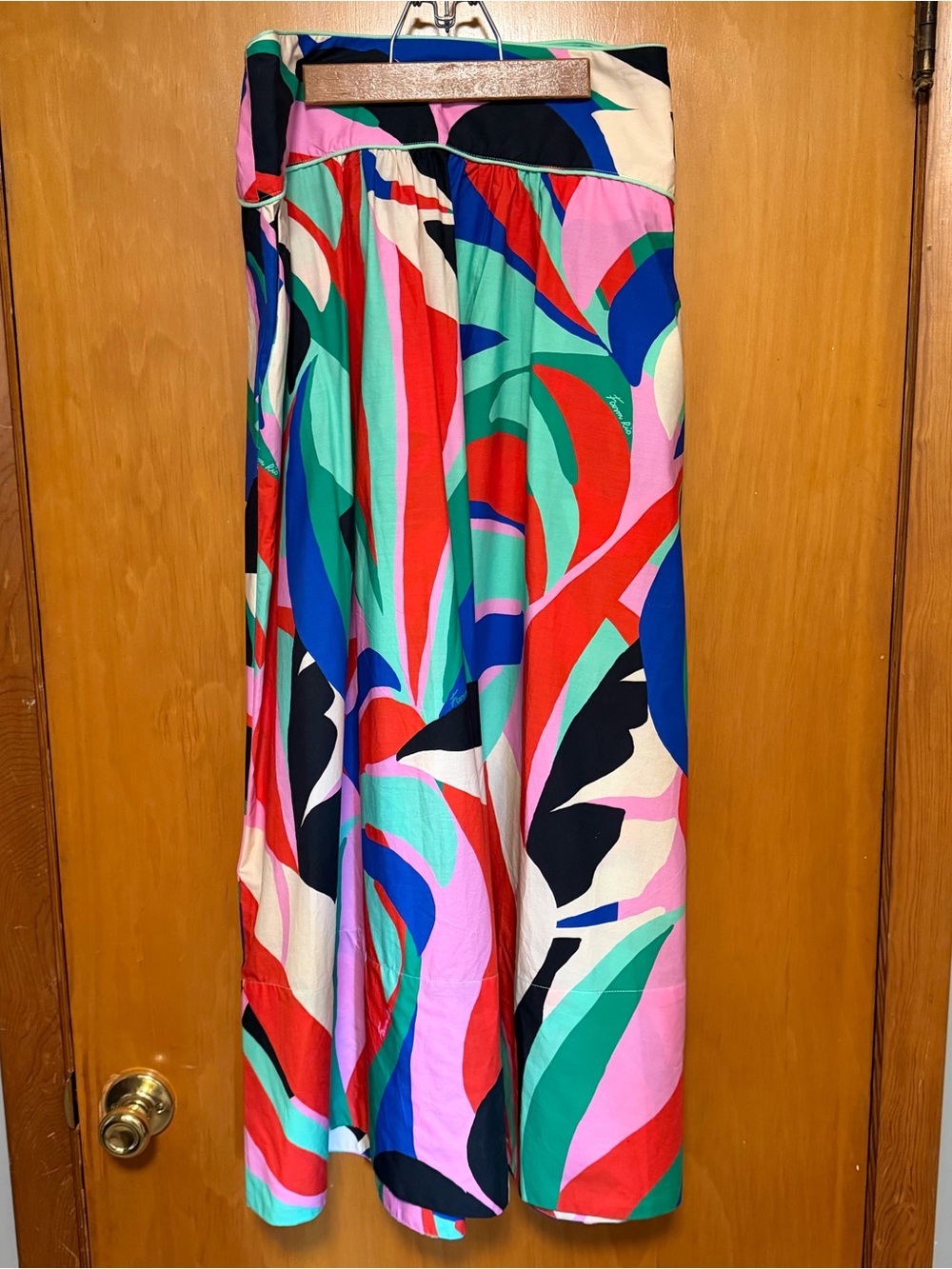 Anthropologie x
Farm Rio Colorful Monstera excellent condition. Size medium